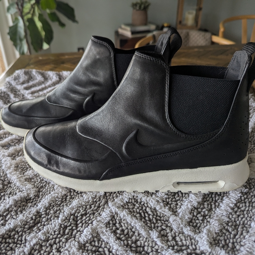 The modern Nike Air Max Thea Mid Women's Shoe Black Size 12